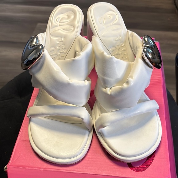 Olivia Miller White Sandals with Modern Embellishments - Picture 1 of 5